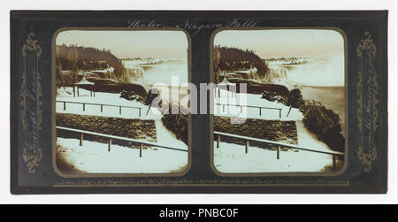 Winter Niagara Falls, allgemeine Ansicht von der amerikanischen Seite. Datum/Zeitraum: 1856. Foto. Glas stereoskopische Transparenz, schwarzes Klebeband, Pinsel und Weiß und Gold Farbe. Autor: Frederic und William Langenheim. Stockfoto