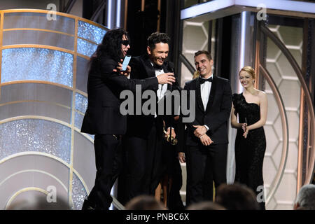 James Franco akzeptiert den Golden Globe Award als beste Leistung durch einen Schauspieler in einem Film - Komödie oder Musical für seine Rolle in "Die Katastrophe Künstler" mit Tommy Wiseau und Dave Franco beim 75. jährlichen Golden Globe Awards im Beverly Hilton in Beverly Hills, CA am Sonntag, 7. Januar 2018. Datei Referenz # 33508 513 GFS nur für redaktionelle Verwendung - Alle Rechte vorbehalten Stockfoto