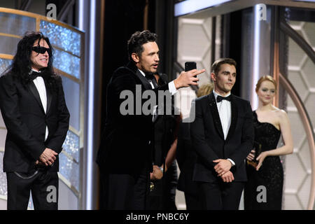 James Franco akzeptiert den Golden Globe Award als beste Leistung durch einen Schauspieler in einem Film - Komödie oder Musical für seine Rolle in "Die Katastrophe Künstler" mit Tommy Wiseau und Dave Franco beim 75. jährlichen Golden Globe Awards im Beverly Hilton in Beverly Hills, CA am Sonntag, 7. Januar 2018. Datei Referenz # 33508 514 GFS nur für redaktionelle Verwendung - Alle Rechte vorbehalten Stockfoto