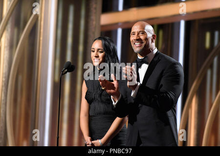 Golden Globe Botschafter Simone Garcia Johnson und Dwayne Johnson auf der Bühne des 75. jährlichen Golden Globe Awards im Beverly Hilton in Beverly Hills, CA am Sonntag, 7. Januar 2018. Datei Referenz # 33508 554 GFS nur für redaktionelle Verwendung - Alle Rechte vorbehalten Stockfoto