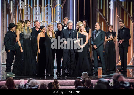 Die Annahme der Golden Globe für den besten Television Limited Serie oder Motion Picture Made for Television für "Große Kleine Lügen' (HBO) sind Nathan Ross, Laura Dern, Shailene Woodley, Jean-Marc Vallée, Zoe Kravitz, Bruna Papandrea, Pro Saari, Alexander Skarsgård, David E. Kelley, Nicole Kidman, Reese Witherspoon, und Gregg Fienberg beim 75. jährlichen Golden Globe Awards im Beverly Hilton in Beverly Hills, CA am Sonntag, 7. Januar 2018. Datei Referenz # 33508 562 GFS nur für redaktionelle Verwendung - Alle Rechte vorbehalten Stockfoto