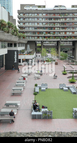 Blick auf die Terrasse, die Barbican Wohnanlage, London, England, Großbritannien Stockfoto