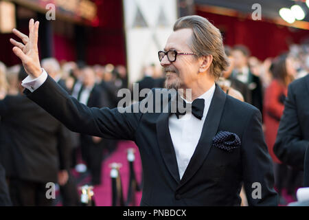 Gary Oldman, Oscar®-nominiert für die Leistung durch einen Schauspieler in einer Hauptrolle, für seine Rolle in "Darkest Hour", kommt auf dem roten Teppich des 90 Oscars® auf der Dolby® Theater in Hollywood, CA am Sonntag, den 4. März 2018. Datei Referenz # 33546 179 PLX nur für redaktionelle Verwendung - Alle Rechte vorbehalten Stockfoto