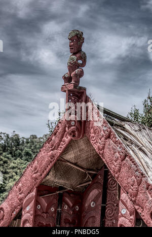 Auf dem Dach eines Eingeborenen Maori Lager in Rotorua, Neuseeland Stockfoto