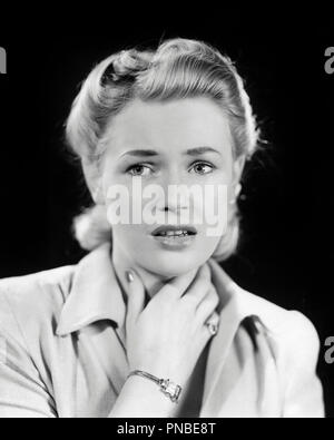1940 blonde Frau HAND IN DEN HALS NACKEN, Kranke oder vielleicht schockiert-a2598 HAR 001 HARS STUDIO SHOT KRANKHEIT LEBEN ZU HAUSE KOPIEREN PLATZ DAMEN PERSONEN ANGST UNPÄSSLICHKEIT AUSDRÜCKE B&W TRAURIGKEIT LEIDEN, KOPF UND SCHULTERN ENTDECKUNG FRISUR WEH WEH WEH GESUNDHEITLICH ANGESCHLAGENE ELEND SCHMERZHAFT JUNGEN ERWACHSENEN FRAU SCHWARZ UND WEISS KAUKASISCHEN ETHNIE HAR 001 ALTMODISCH SIEG ROLL Stockfoto