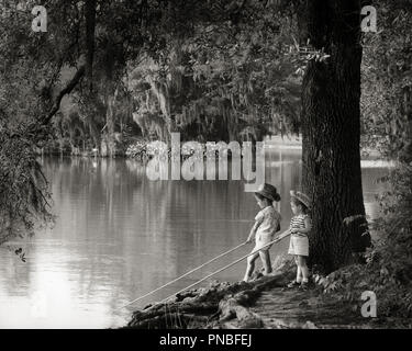 1960 KLEINE JUNGEN UND MÄDCHEN ANGELN HOLDING STICKS IN WASSER BAYOU VEGETATION spanisches Moos, die aus den hängenden Bäume-a7065HAR 001 HARS FREUNDSCHAFT IN VOLLER LÄNGE INSPIRATION MÄNNER SERENITY GESCHWISTER SCHWESTERN B&W SOMMER UND ERHOLUNG LOUISIANA MOOS STIMMUNG GESCHWISTER SÜDLICHEN ZEITLOSE KLEINE SCHWESTER STICKS BAYOU ZUSAMMENARBEIT Wachstum von Jungfischen ZWEISAMKEIT VEGETATION BIG BROTHER SCHWARZ UND WEISS KAUKASISCHEN ETHNIE HAR 001 ALTMODISCH Stockfoto