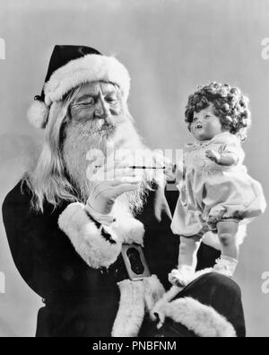 1930er Jahre Smiling Santa Clause Malerei HAND AUF SPIELZEUG Puppe - Ap 009782 CAM001 HARS SYMBOL PERSONEN MÄNNER ÄLTERER MANN SAINT älterer Erwachsener B&W ICONS OLDSTERS FRÖHLICHEN ALTEN SYMBOLIK WHISKER SANTA CLAUS CAM 001 SAINT NICHOLAS SAINT NICK OLD SAINT NICK GESICHTSBEHAARUNG LÄCHELT ÄLTESTEN NICK weißen Fell weiß - BARTGEIER BARTGEIER FREUDIGE KRIS KRINGLE KRIS KRINGLE SYMBOLISCHEN WEISSEN WHISKER WEISSE SCHNURRHAARE BÄRTE NICHOLAS SCHNURRHAARE SCHWARZ UND WEISS KAUKASISCHEN ETHNIE VOM ALTMODISCHEN Stockfoto