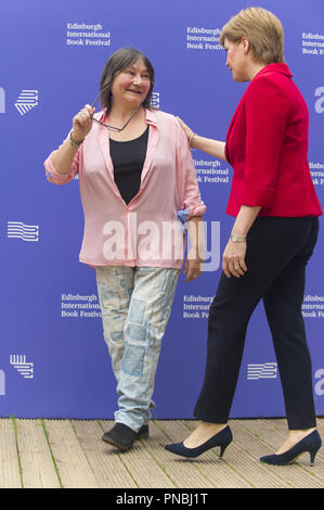 Von Edinburgh jährliche Book Festival in Charlotte Square, Großbritannien Mit: Ali Smith, Nicola Sturgeon Wo: Edinburgh, Großbritannien Wann: 20 Aug 2018 Quelle: Euan Kirsche / WANN Stockfoto