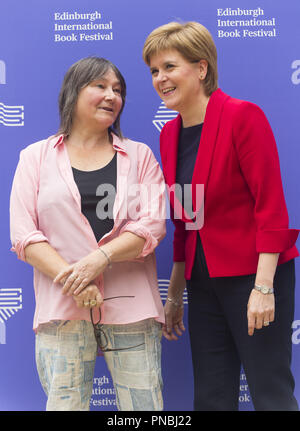 Von Edinburgh jährliche Book Festival in Charlotte Square, Großbritannien Mit: Ali Smith, Nicola Sturgeon Wo: Edinburgh, Großbritannien Wann: 20 Aug 2018 Quelle: Euan Kirsche / WANN Stockfoto