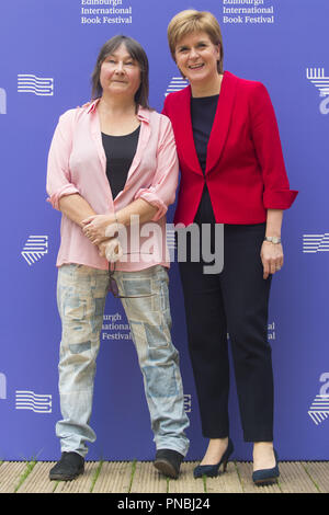 Von Edinburgh jährliche Book Festival in Charlotte Square, Großbritannien Mit: Ali Smith, Nicola Sturgeon Wo: Edinburgh, Großbritannien Wann: 20 Aug 2018 Quelle: Euan Kirsche / WANN Stockfoto