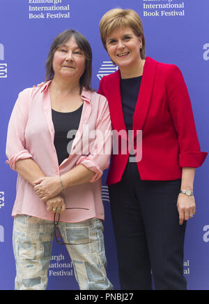 Von Edinburgh jährliche Book Festival in Charlotte Square, Großbritannien Mit: Ali Smith, Nicola Sturgeon Wo: Edinburgh, Großbritannien Wann: 20 Aug 2018 Quelle: Euan Kirsche / WANN Stockfoto