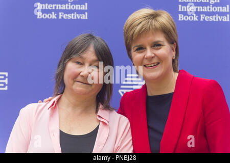 Von Edinburgh jährliche Book Festival in Charlotte Square, Großbritannien Mit: Ali Smith, Nicola Sturgeon Wo: Edinburgh, Großbritannien Wann: 20 Aug 2018 Quelle: Euan Kirsche / WANN Stockfoto