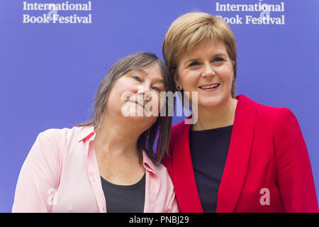 Von Edinburgh jährliche Book Festival in Charlotte Square, Großbritannien Mit: Ali Smith, Nicola Sturgeon Wo: Edinburgh, Großbritannien Wann: 20 Aug 2018 Quelle: Euan Kirsche / WANN Stockfoto