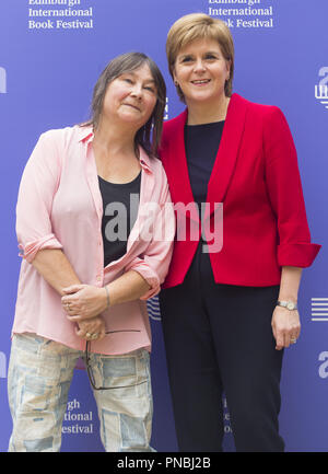 Von Edinburgh jährliche Book Festival in Charlotte Square, Großbritannien Mit: Ali Smith, Nicola Sturgeon Wo: Edinburgh, Großbritannien Wann: 20 Aug 2018 Quelle: Euan Kirsche / WANN Stockfoto