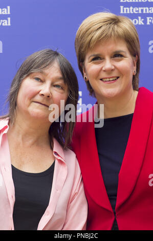 Von Edinburgh jährliche Book Festival in Charlotte Square, Großbritannien Mit: Ali Smith, Nicola Sturgeon Wo: Edinburgh, Großbritannien Wann: 20 Aug 2018 Quelle: Euan Kirsche / WANN Stockfoto