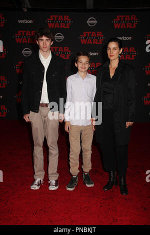 Owen Roy, Jaden Roy, Carrie-Anne Moss 12/09/2017 die Weltpremiere der Lucasfilm's Star Wars: Der letzte Jedi" im Shrine Auditorium in Los Angeles, CA Foto von Izumi Hasegawa/HNW/PictureLux Stockfoto