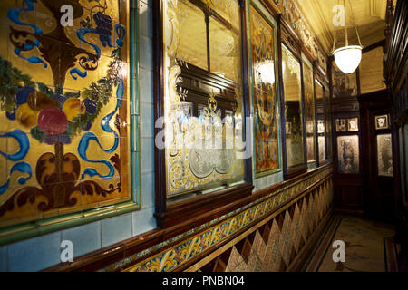 Geätztem Glas und viktorianischen Fliesen, in der Prinzessin Louise Pub, Holborn, London, UK. Stockfoto