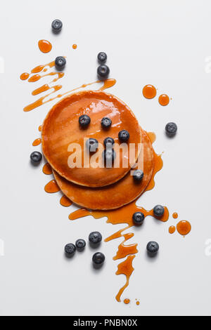 Heißen Pfannkuchen mit verstreuten Blaubeeren Stockfoto