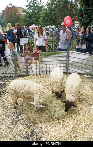 Familien Tag aus London an der Bermondsey Street Festival, London, UK. Stockfoto