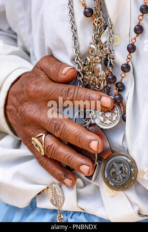 Detail der Hände, die religiöse Symbole während einer beliebten Festival in Brasilien zu Ehren des heiligen Georg Stockfoto