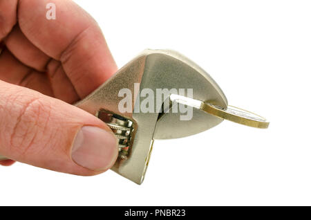 Männliche Hand Geld mit einer Zange zusammendrücken. Konzept der Rezession. Stockfoto