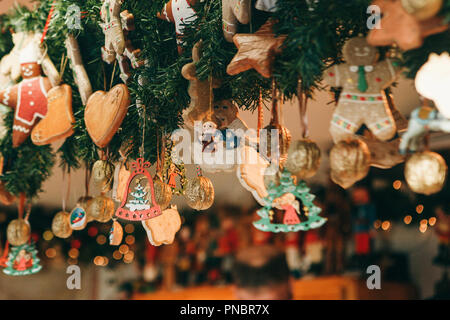 Weihnachtsschmuck. Verschiedene Lebkuchen und anderen Dekorationen am Weihnachtsbaum in Berlin in Deutschland. Stockfoto