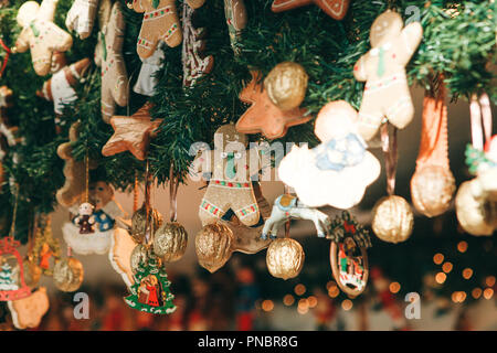 Weihnachtsschmuck. Verschiedene Lebkuchen und anderen Dekorationen am Weihnachtsbaum in Berlin in Deutschland. Stockfoto