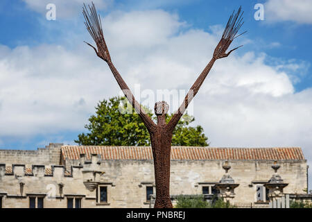 AVIGNON, Frankreich - 11 AUGUST 2017: Skulpturen im Gebiet des Päpstlichen Palast Stockfoto