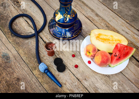 Hookah, Früchte, Beeren auf alten Holz- Hintergrund. Stockfoto