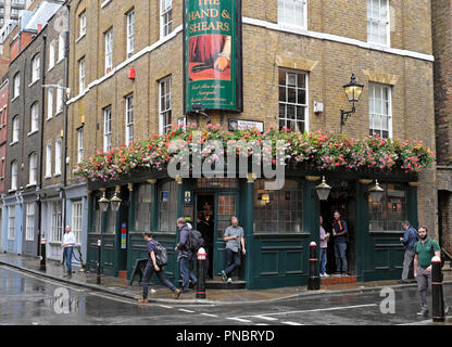 Die Leute trinken außerhalb der Hand & Scheren Pub im Regen auf Stoff Messe auf Middle Street, Smithfield London EC 1 England UK KATHY DEWITT Stockfoto