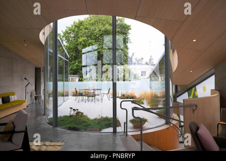 Blick von außen auf den Dachgarten von innen auf das Maggies Centre im St Barts Hospital in Smithfield City of London, Großbritannien KATHY DEWITT Stockfoto