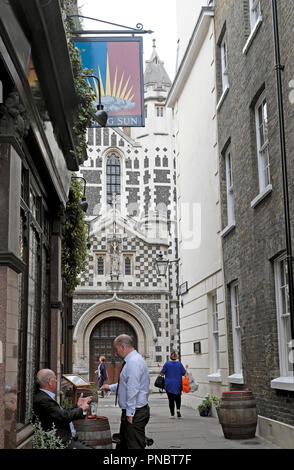 Männer trinken Bier außerhalb der aufgehenden Sonne Pub mit Blick auf St. Bartholomäus die große Kirche in Smithfield, London EC 2 England UK KATHY DEWITT Stockfoto