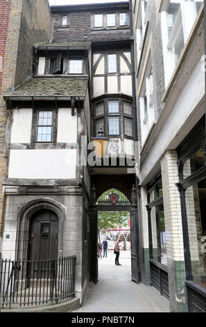 Pförtnerhaus am Eingang von St. Bartholomäus die große Kirche in Smithfield, London EC 2 England UK KATHY DEWITT Stockfoto