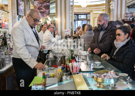 Neapel, Italien - Dezember 3, 2017: Unbekannter Leute, die berühmten italienischen Café Gambrinus. Es ist eine historische Coffee Shop in Neapel Stockfoto