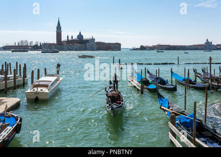 Venedig, Italien, 21. März 2018: die Kirche San Giorgio Maggiore und Gondeln an sonnigen Tag in Venedig, Italien. Stockfoto