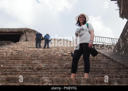 Touristen, die in der archäologischen Stätte von Ek Balam in Mexiko Stockfoto