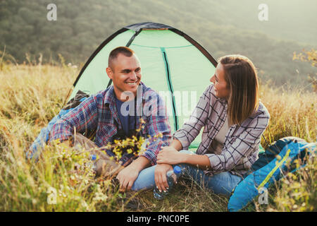 Glückliches Paar ist Camping in Berg. Stockfoto