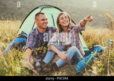 Glückliches Paar ist Camping in Berg. Stockfoto