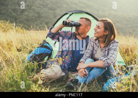 Glückliches Paar ist Camping in Berg. Stockfoto