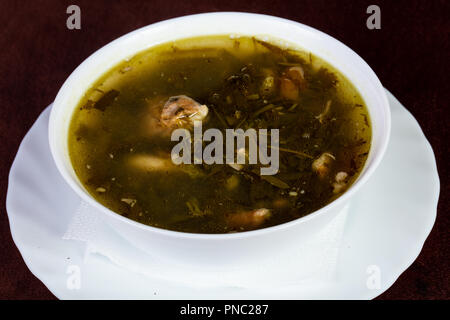 Sauerampfersuppe mit Fleisch und Kräuter Stockfoto