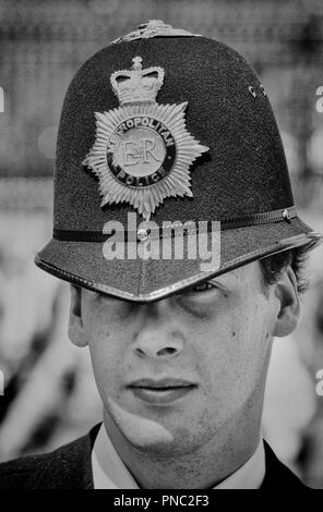 Die Metropolitan Police Officer, London, England, UK. Ca. 80er Stockfoto