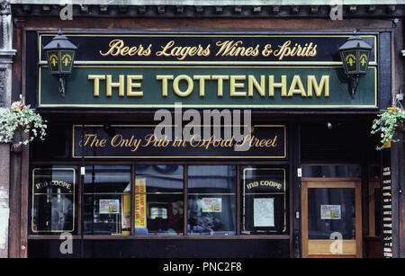 Die Flying Horse, formal die Tottenham Pub, Oxford Street, London, England, UK. Ca. 80er Stockfoto