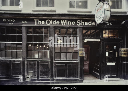 Das Olde Wein Schattierungen, El Vino Wein Bar, Martin Lane, London, England, UK. Ca. 80er Stockfoto