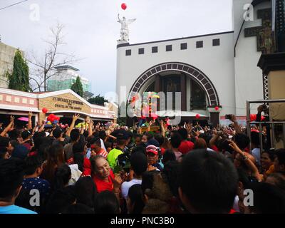 Iligan City, Philippinen. 20 Sep, 2018. (Anmerkung des Editors: Bild wurde mit einem Smartphone erstellt) Tausende von katholischen Gläubigen der "pakanaug Ritual", die jeden 20. September gehalten wird, markiert den Beginn der 9-tägige Novene Masse in Vorbereitung auf das Fest des Erzengels Michael, des Schutzpatrons der Iligan besucht. Dies markiert auch den Beginn der Diyandi Festival in der feiernden schreit 'Viva senior San Miguel." Credit: Sherbien Dacalanio/Pacific Press/Alamy leben Nachrichten Stockfoto