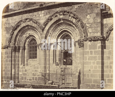 Fenster auf der Südseite der Kirche des heiligen Grabes. Datum/Zeitraum: Negative 1864; Print 1865. Drucken. Eiklar Silber. Höhe: 173 mm (6,81 in); Breite: 224 mm (8,81 in). Autor: Sgt. James M. McDonald. Stockfoto