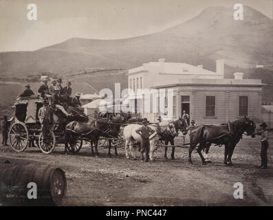 [Cobb und Co.Trainer, Palmerston, Otago]. Datum/Zeitraum: von 1880 bis 1890. Foto. Eiweiß drucken. Höhe: 202 mm (7,95 in); Breite: 152 mm (5.98 in). Autor: William S. Hart. Stockfoto