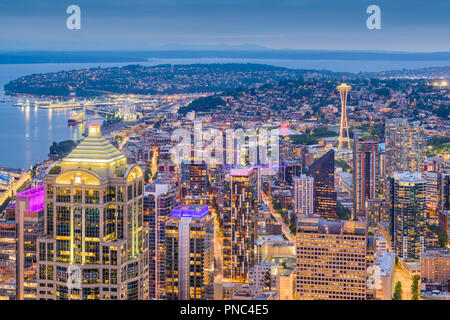 Seattle, Washington, USA Downtown Skyline von oben in der Abenddämmerung. Stockfoto