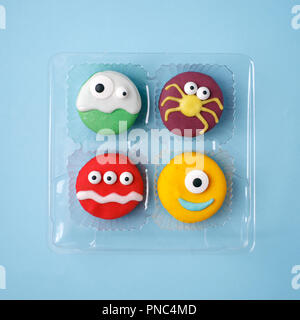 Heloween Dessert: lustige Monster, Geist, Spinne aus Kekse Makrone mit Puderzucker und Candy Augen schließen - oben in der Box auf dem Tisch, party Stockfoto
