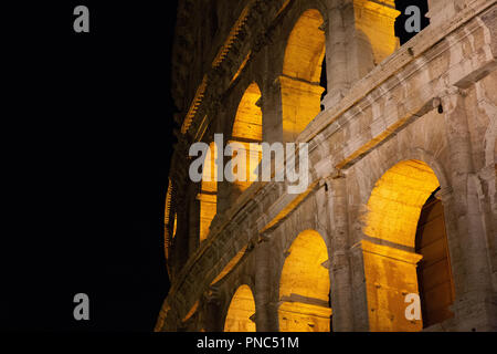 Nacht Blick auf das Kolosseum oder Coliseum, auch als das flavische Amphitheater bekannt. Stockfoto