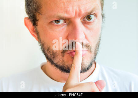 Der bärtige Mann, der Stille Geste, pst, Shh, Gesicht detail Stockfoto